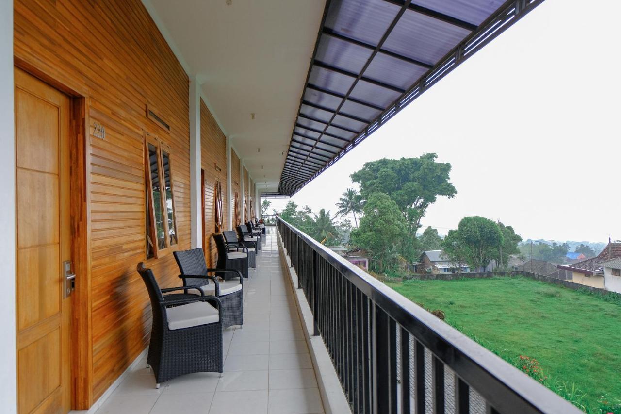 Oyo 446 Hotel Kawi Surapatha Malang Exterior photo